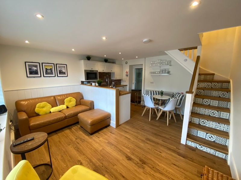 Property photo 2 of 11 Lounge