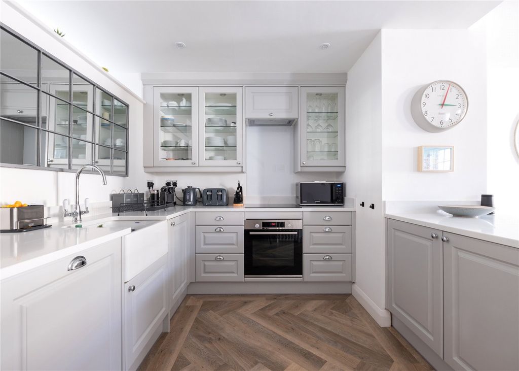 Property photo 3 of 11 Kitchen