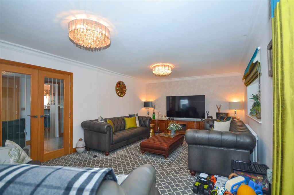 Property photo 3 of 20 Living Room