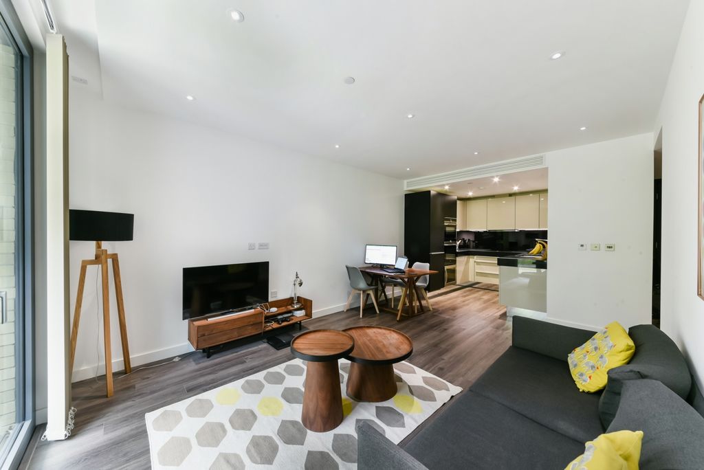 Property photo 2 of 16 Living Area - Kingwo