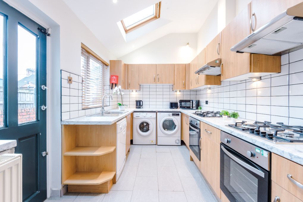 Property photo 2 of 19 8Bg - Kitchen