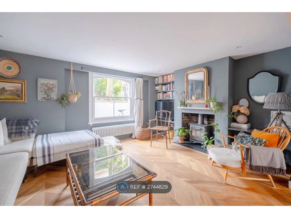 Property photo 3 of 24 Lounge