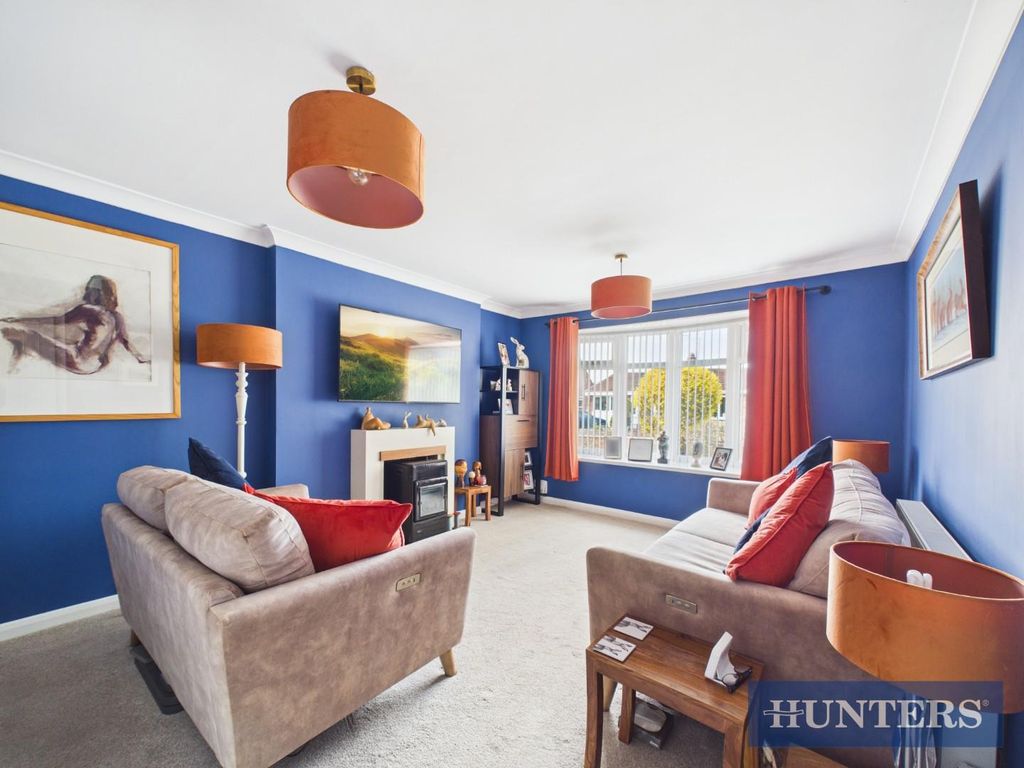 Property photo 3 of 18 Lounge