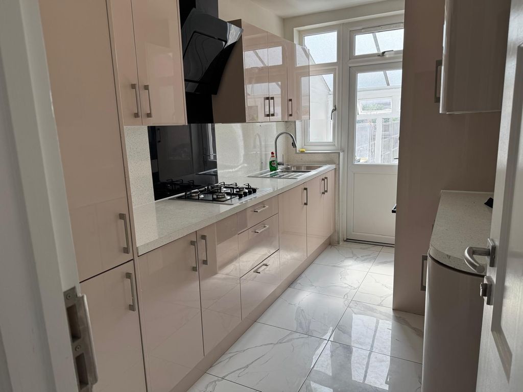 Property photo 1 of 11 Four Bedroom Terraced House