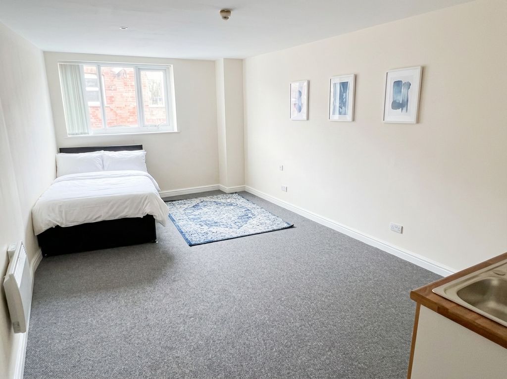 Property photo 1 of 4 Spacious Bright Bedroom With Ample Floor Space...