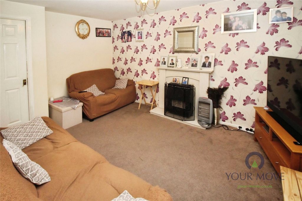 Property photo 3 of 11 Lounge