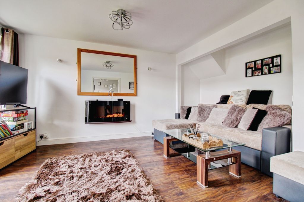 Property photo 3 of 15 Lounge