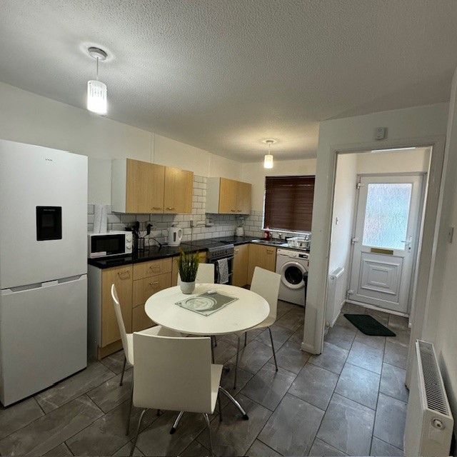 Property photo 3 of 8 Kitchen