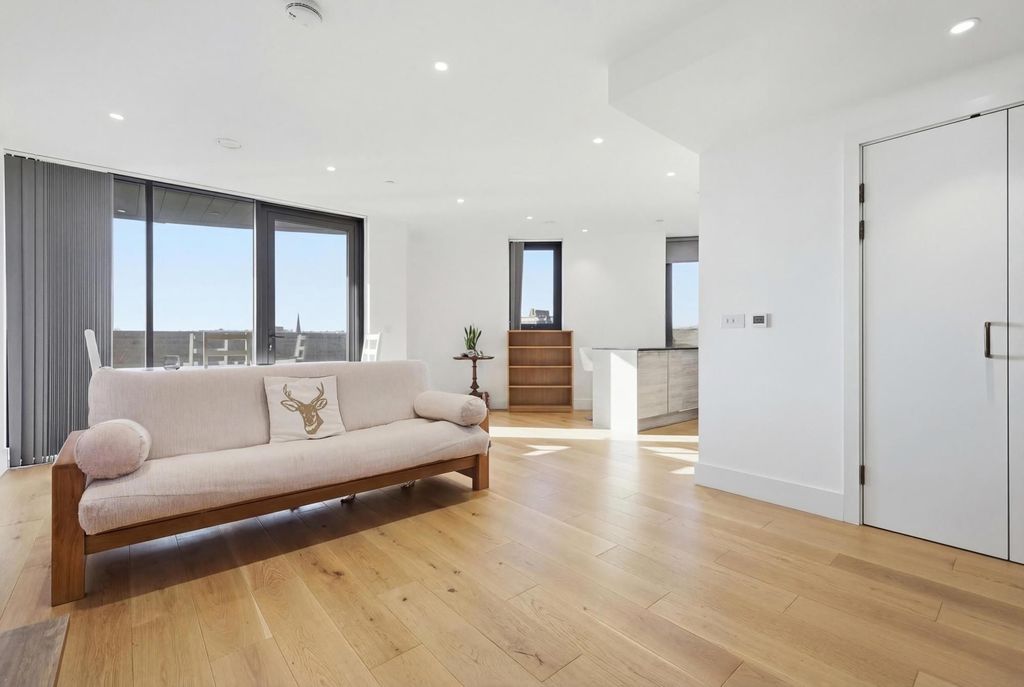 Property photo 2 of 23