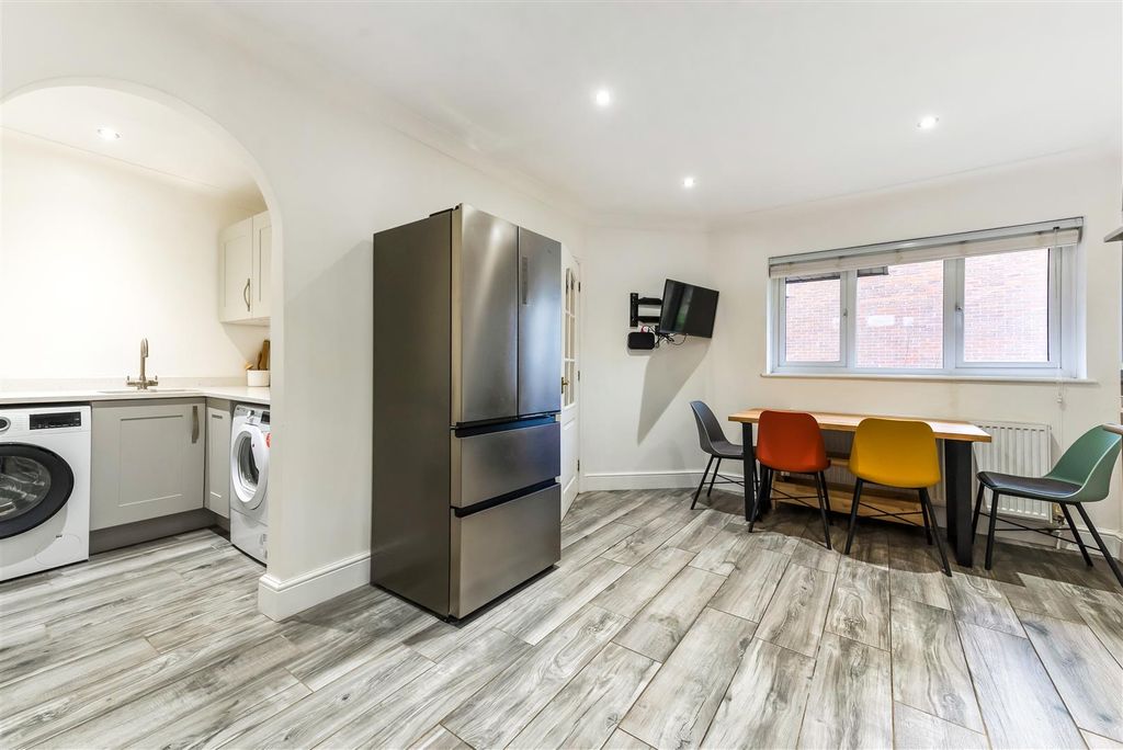 Property photo 3 of 24 Ph8_6423668.Jpg