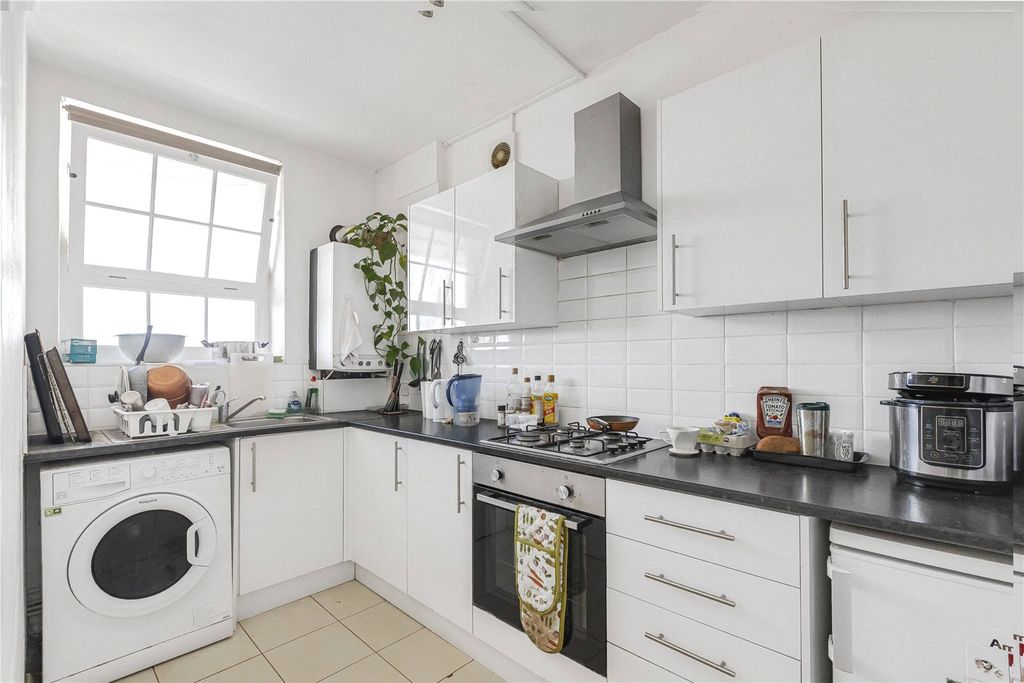 Property photo 3 of 17 Kitchen
