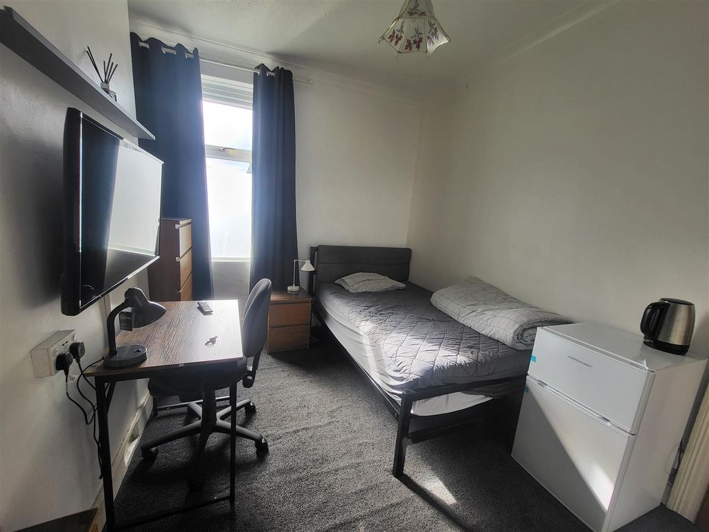 Property photo 3 of 5 Room 4, 48 C Rd, 2.Jpg
