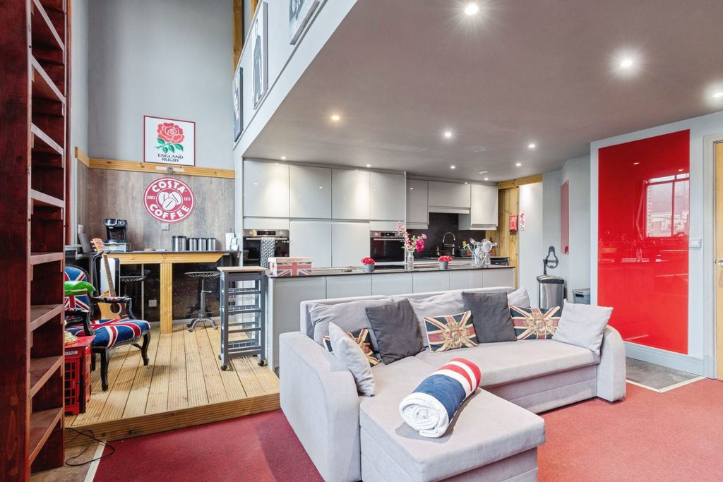 Property photo 3 of 18