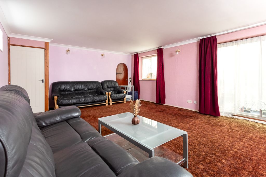 Property photo 3 of 33 42-Buckerills-Pitsea-17