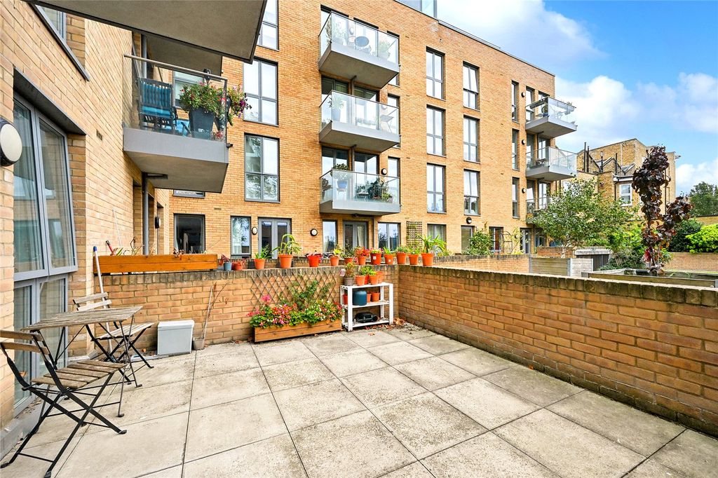 Property photo 2 of 12 Garden