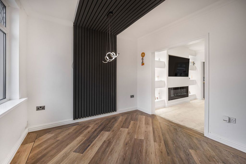 Property photo 3 of 25