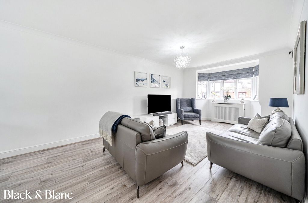 Property photo 3 of 20 Living/ Dining Room