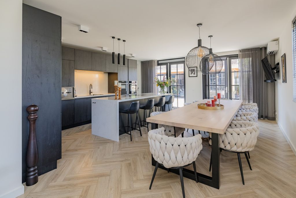 Property photo 3 of 53