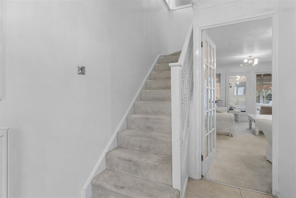 Property photo 3 of 32 Entrance Hall.Jpg