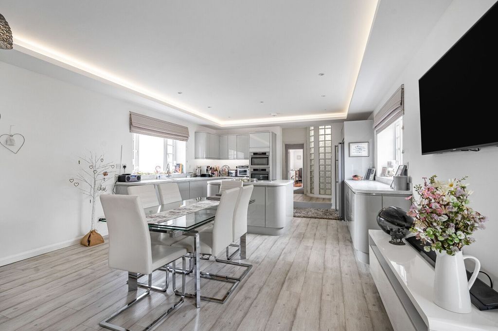 Property photo 3 of 25