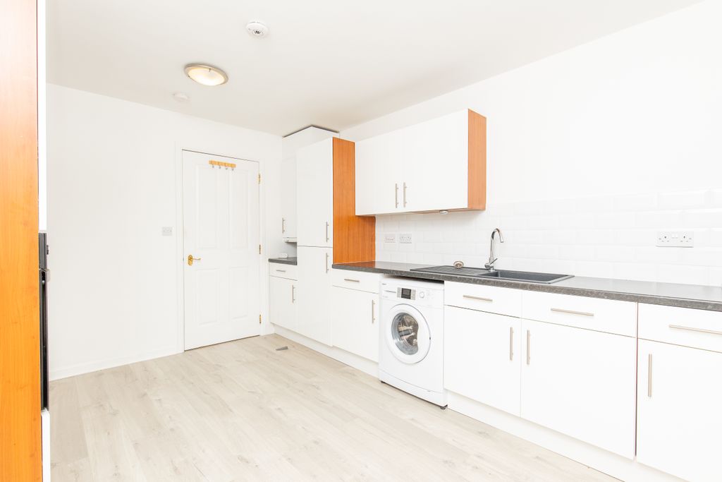 Property photo 3 of 12 Kitchen