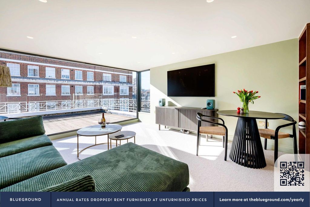 Property photo 3 of 37 Living Room