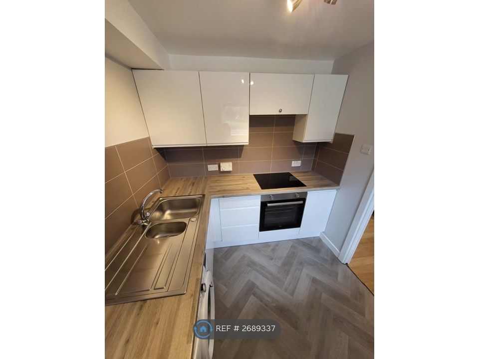 Property photo 3 of 10 Kitchen