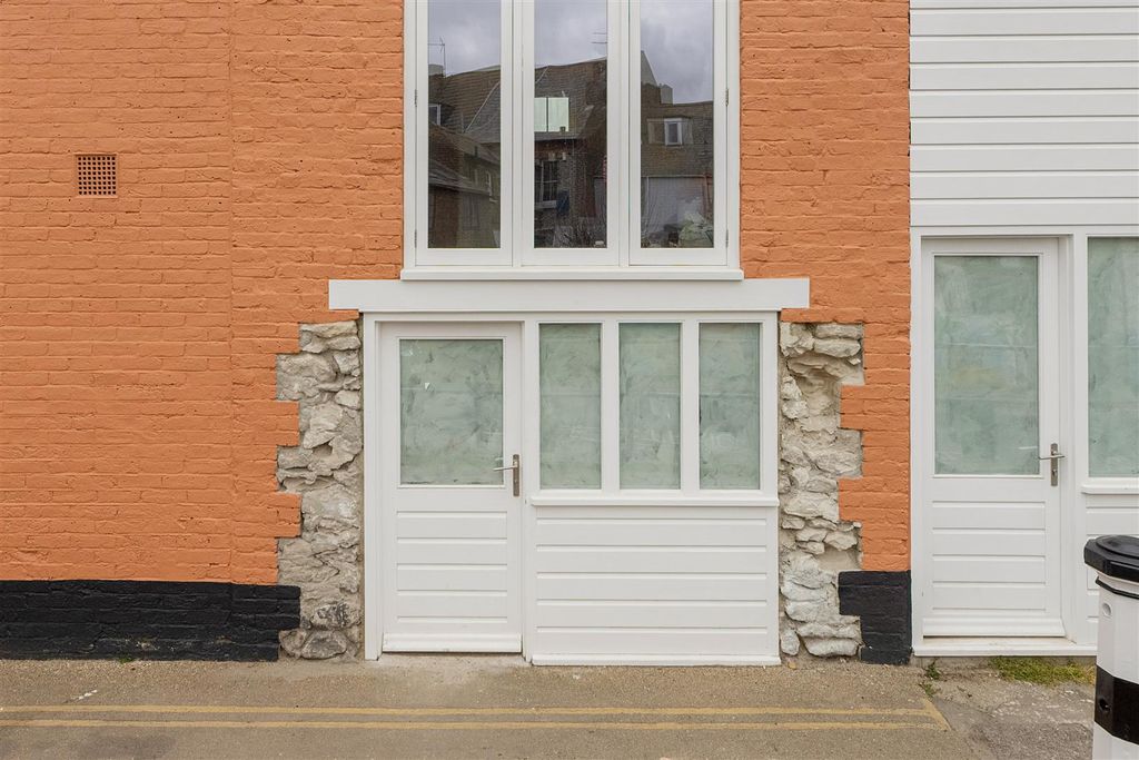 Property photo 2 of 7 Sea Wall, Whitstable