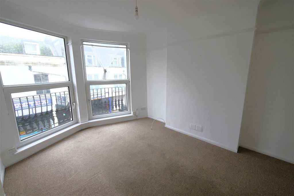 Property photo 1 of 12 Lounge