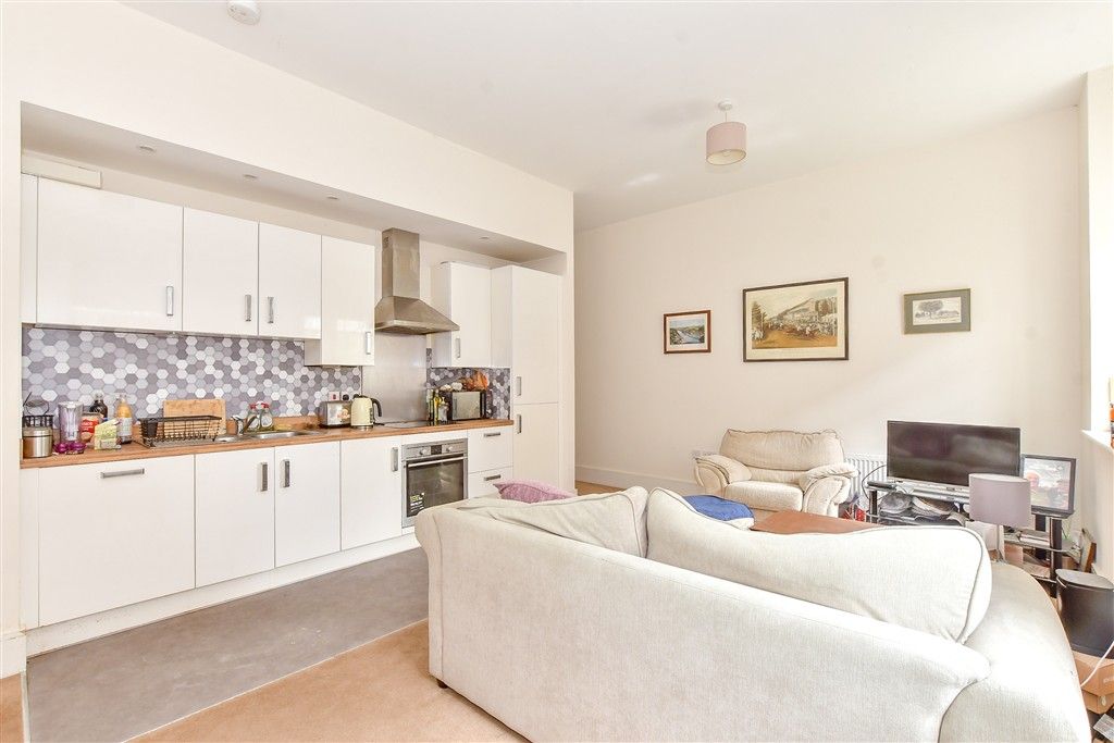 Property photo 1 of 7 Lounge/Kitchen