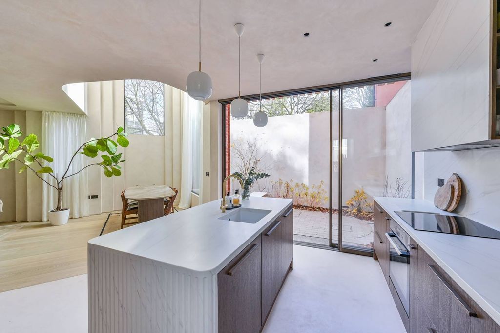 Property photo 2 of 32