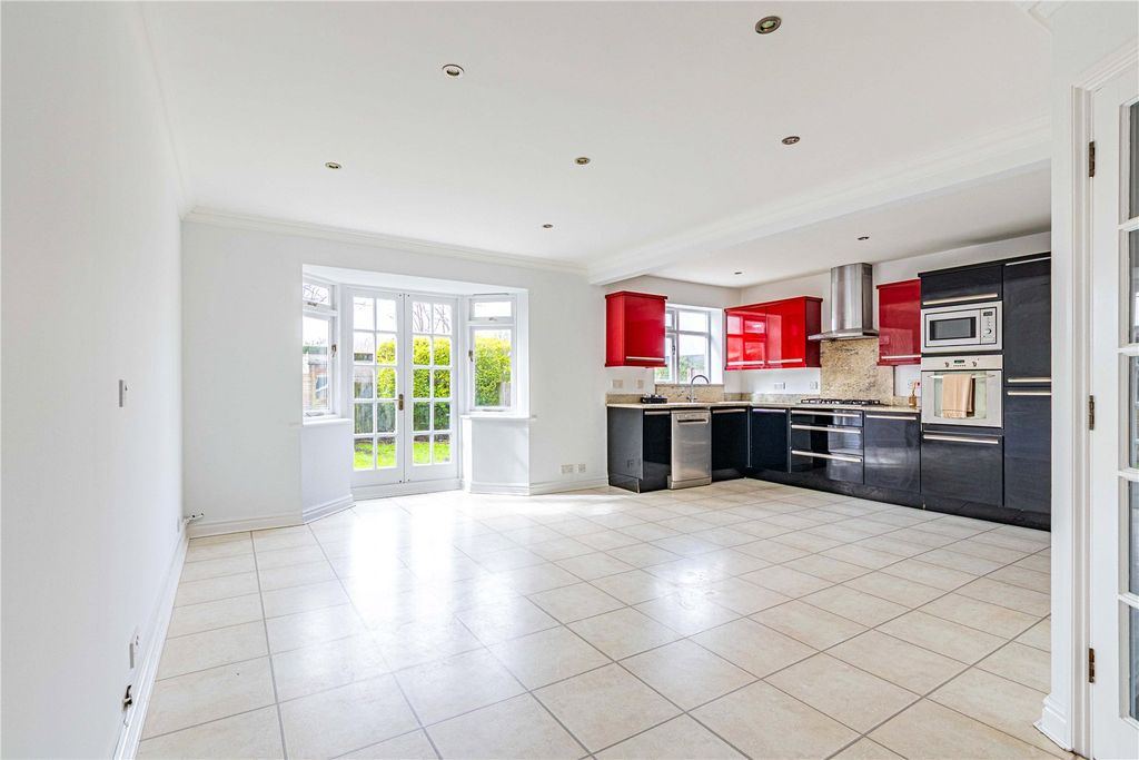 Property photo 2 of 31 Picture No. 11