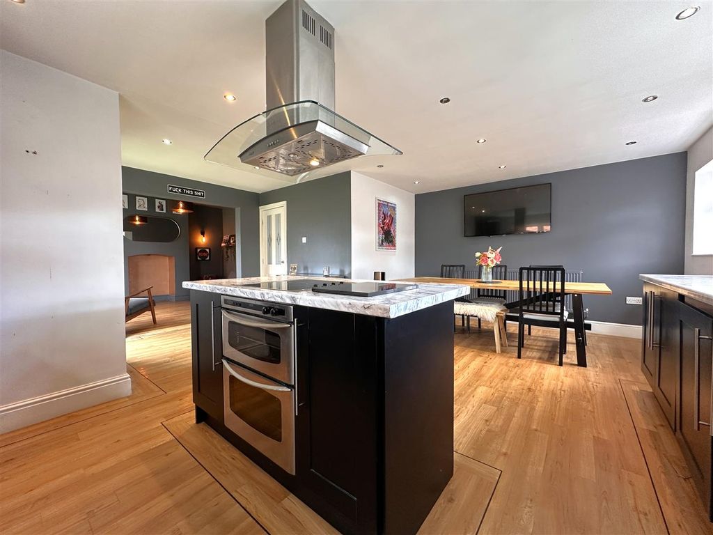 Property photo 2 of 21 Open-Plan Living 999