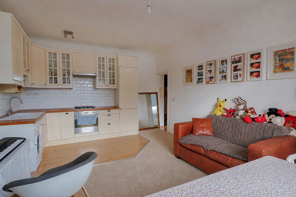 Property photo 2 of 12 04