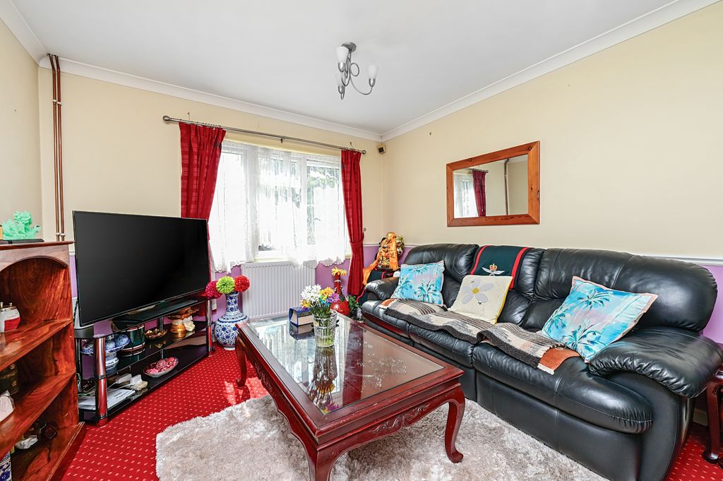 Property photo 2 of 7 24 Hearsey Gardens (1)