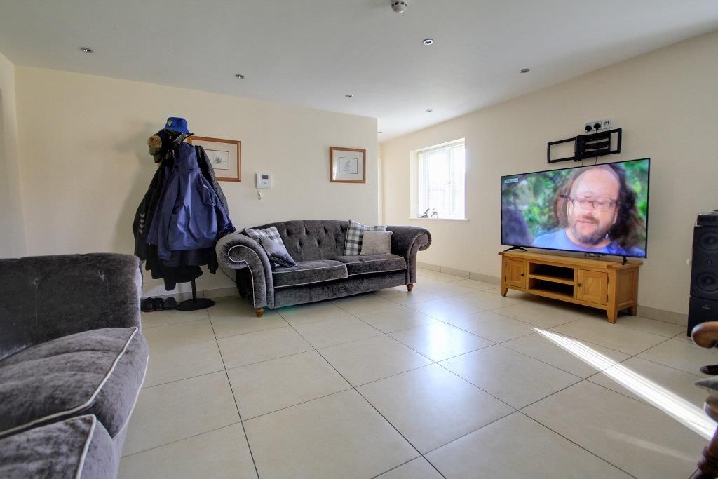 Property photo 3 of 8 Img_0073-Img_0075_Lzn.Jpg