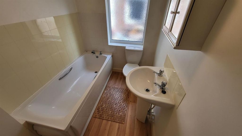 Property photo 3 of 12 Bright And Clean Bathroom Suite Featuring A Full-S...