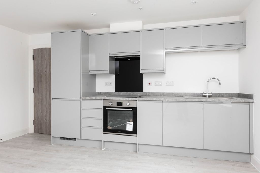 Property photo 3 of 10 Kitchen