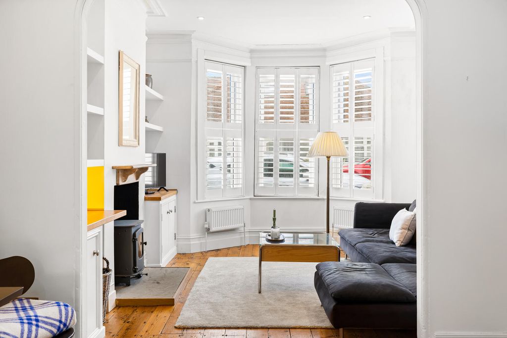 Property photo 3 of 19 Living Room