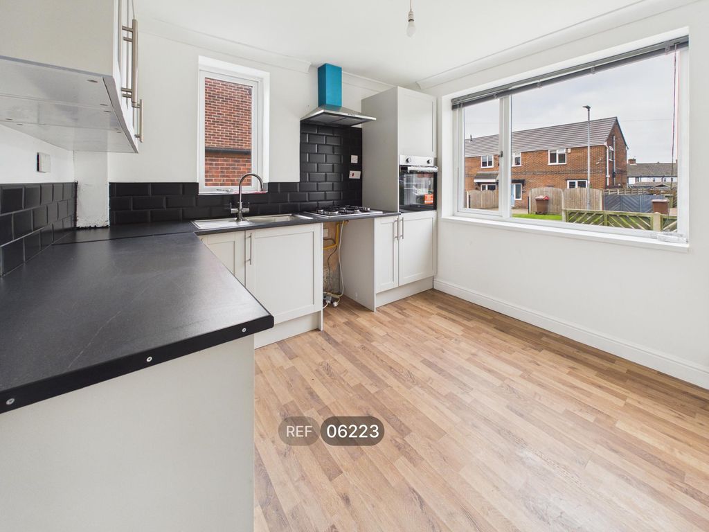 Property photo 2 of 14 Kitchen