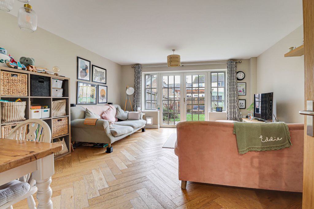 Property photo 2 of 22 Living Room