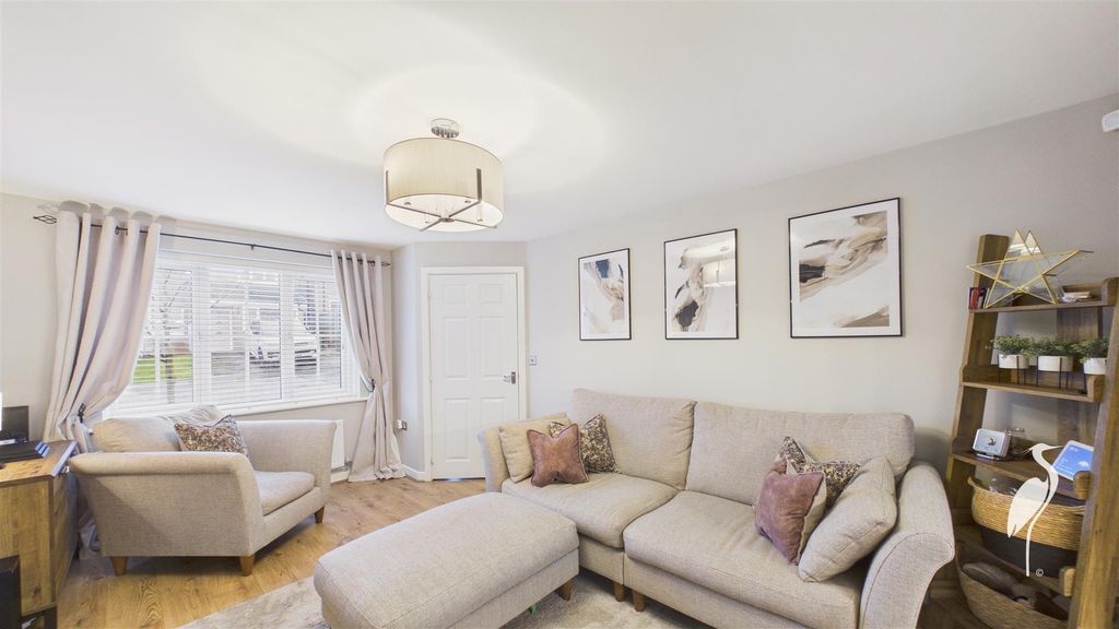 Property photo 3 of 27 Lounge