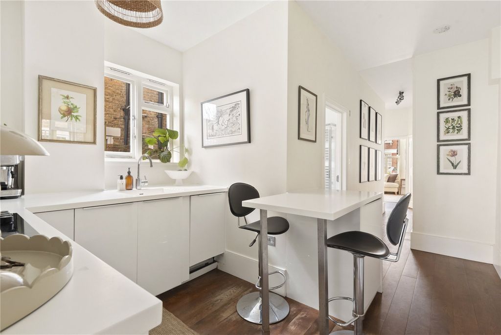 Property photo 3 of 11 Kitchen