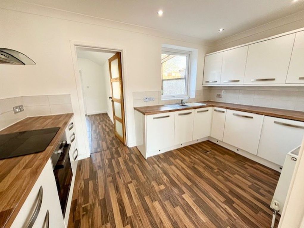 Property photo 3 of 18 Kitchen