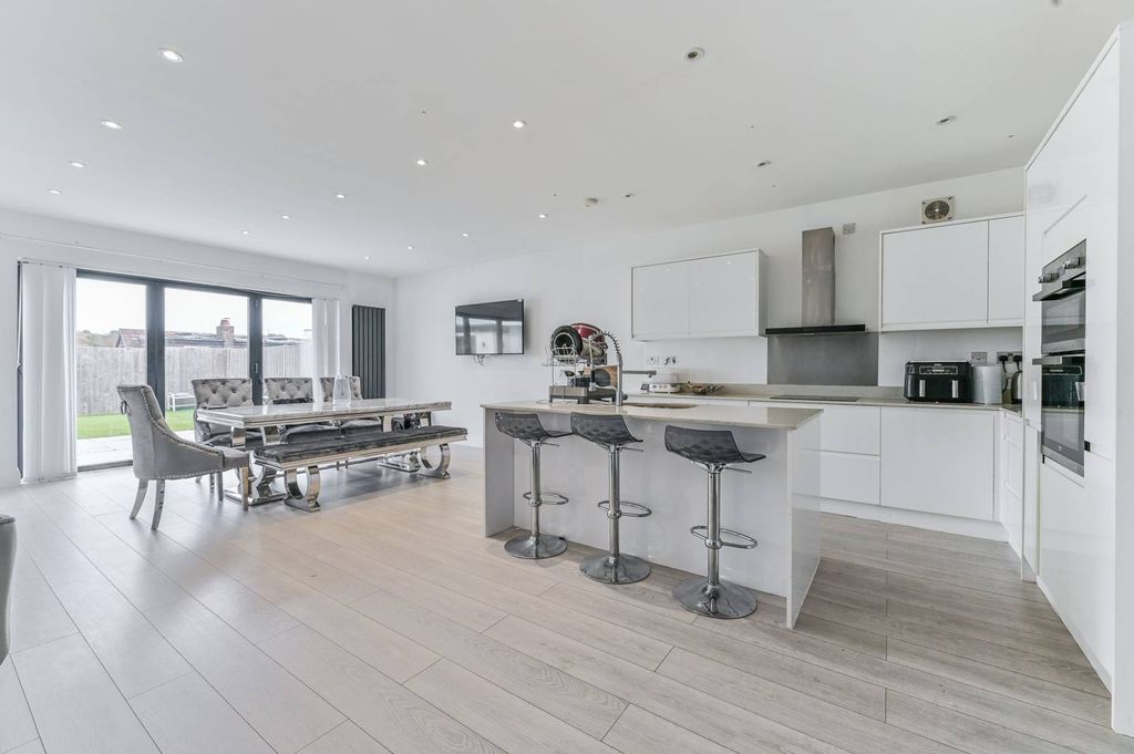 Property photo 1 of 31