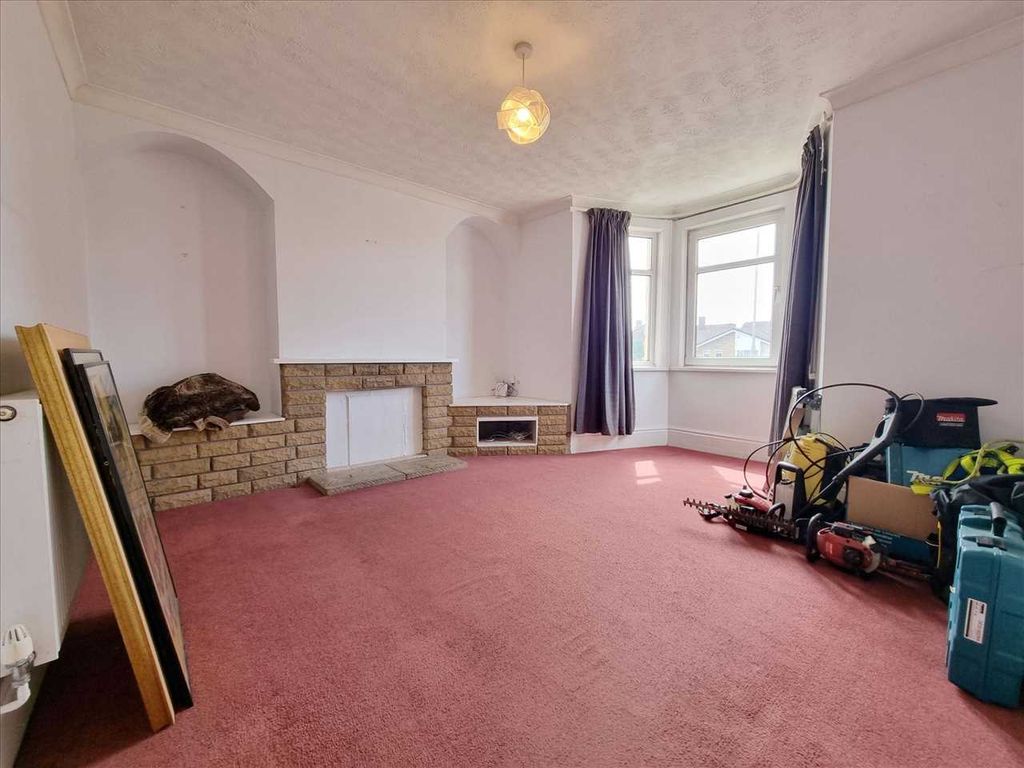 Property photo 2 of 11 Lounge: