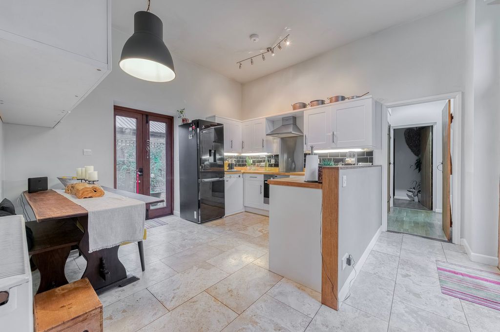 Property photo 2 of 21