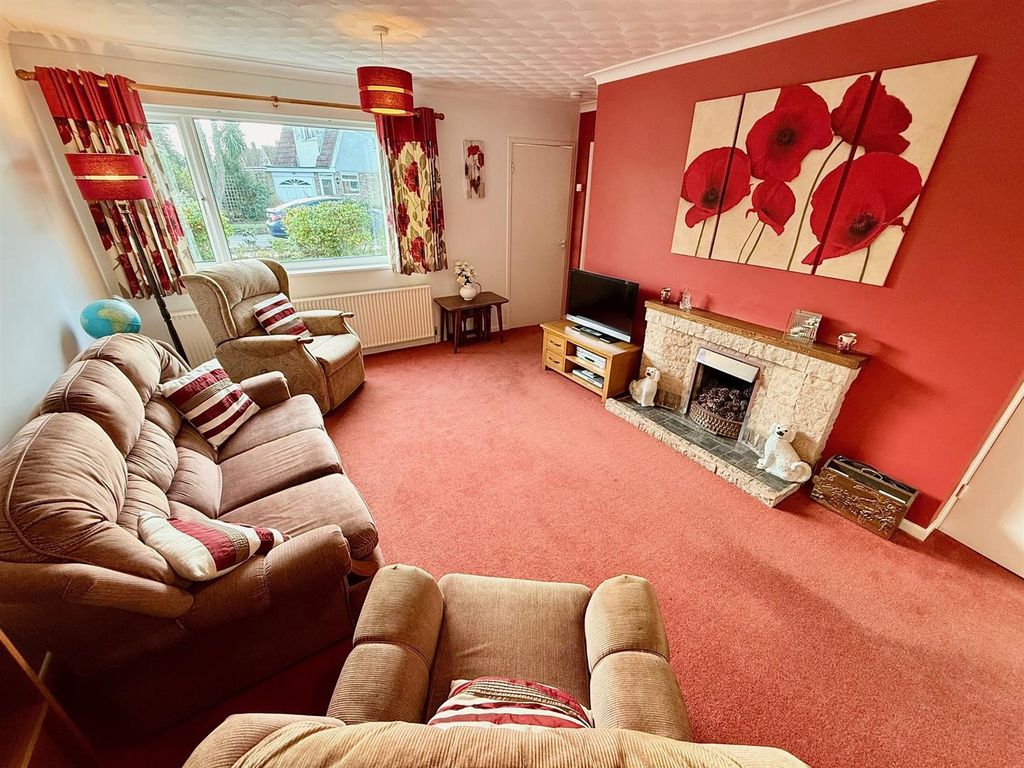 Property photo 3 of 15 Lounge