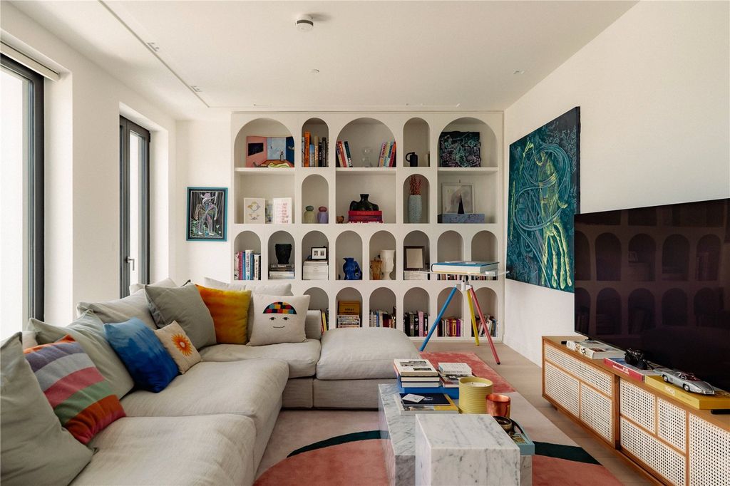 Property photo 1 of 10 Living Room