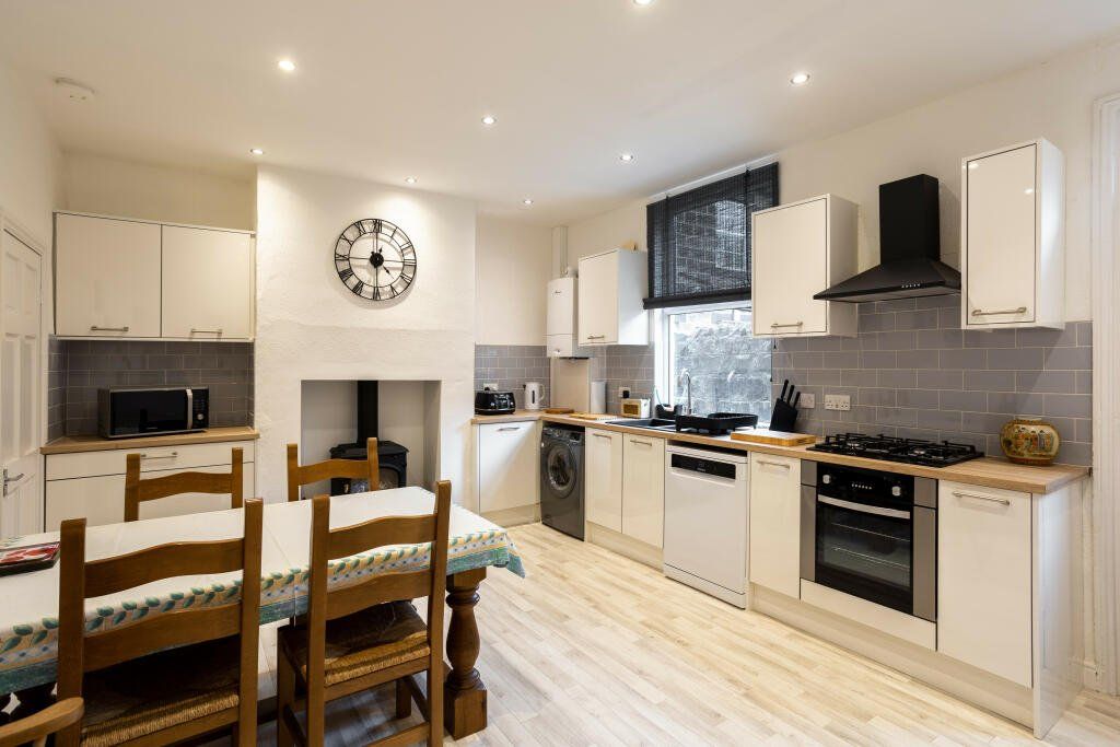 Property photo 3 of 25 Dining Kitchn